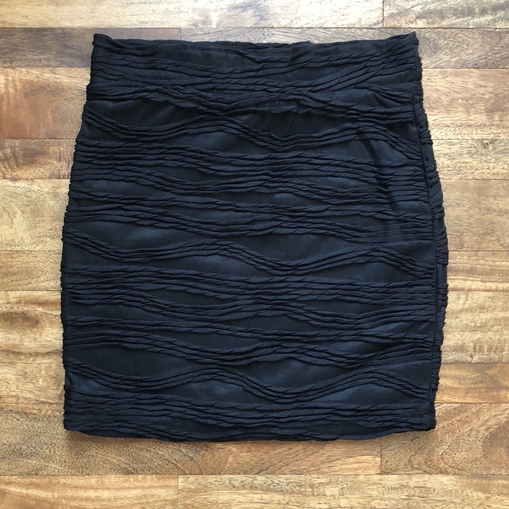 LAST CHANCE - Black textured mini skirt